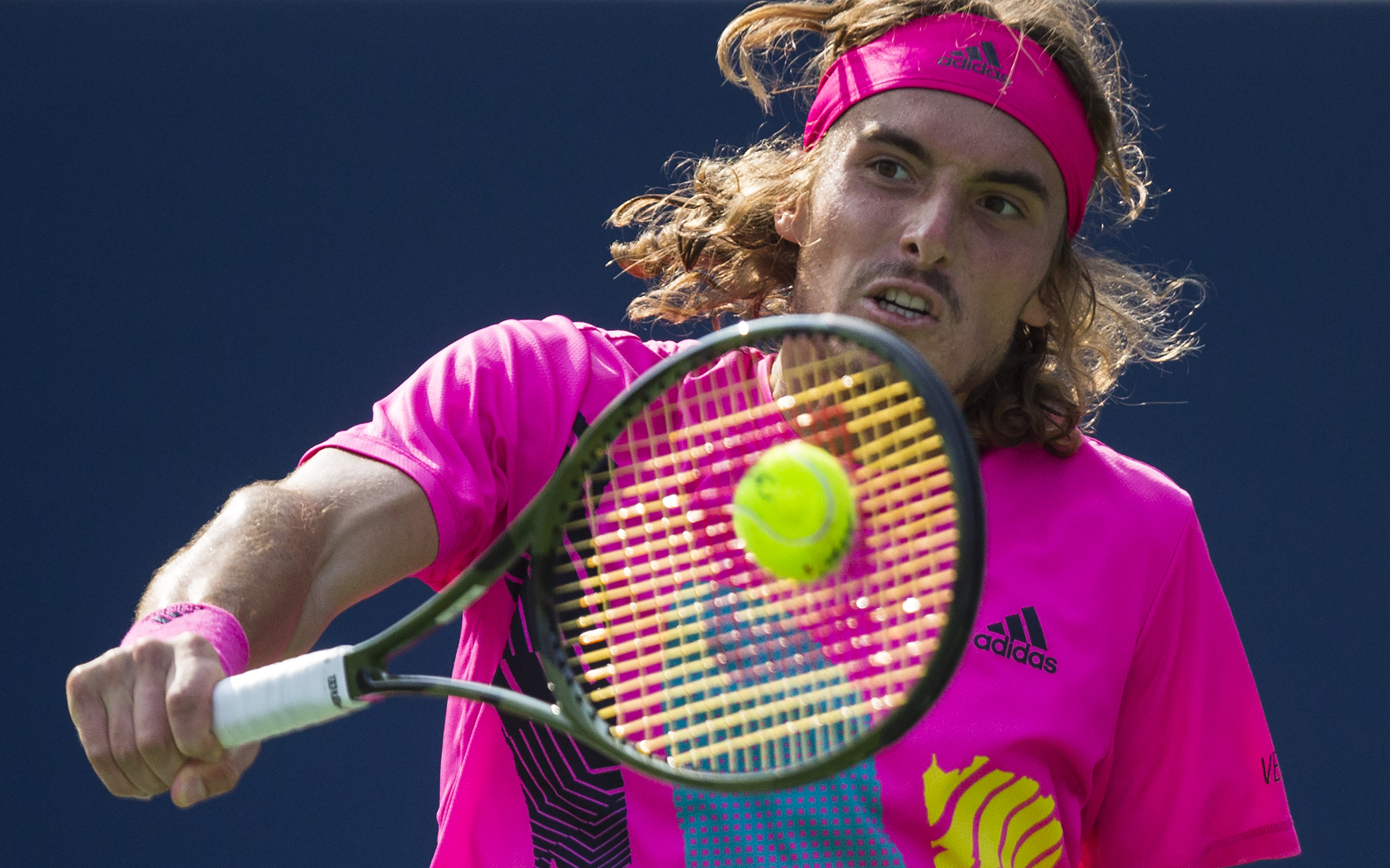 包含美国网球队绝地反击世界网球队，西西帕斯统治全场的词条