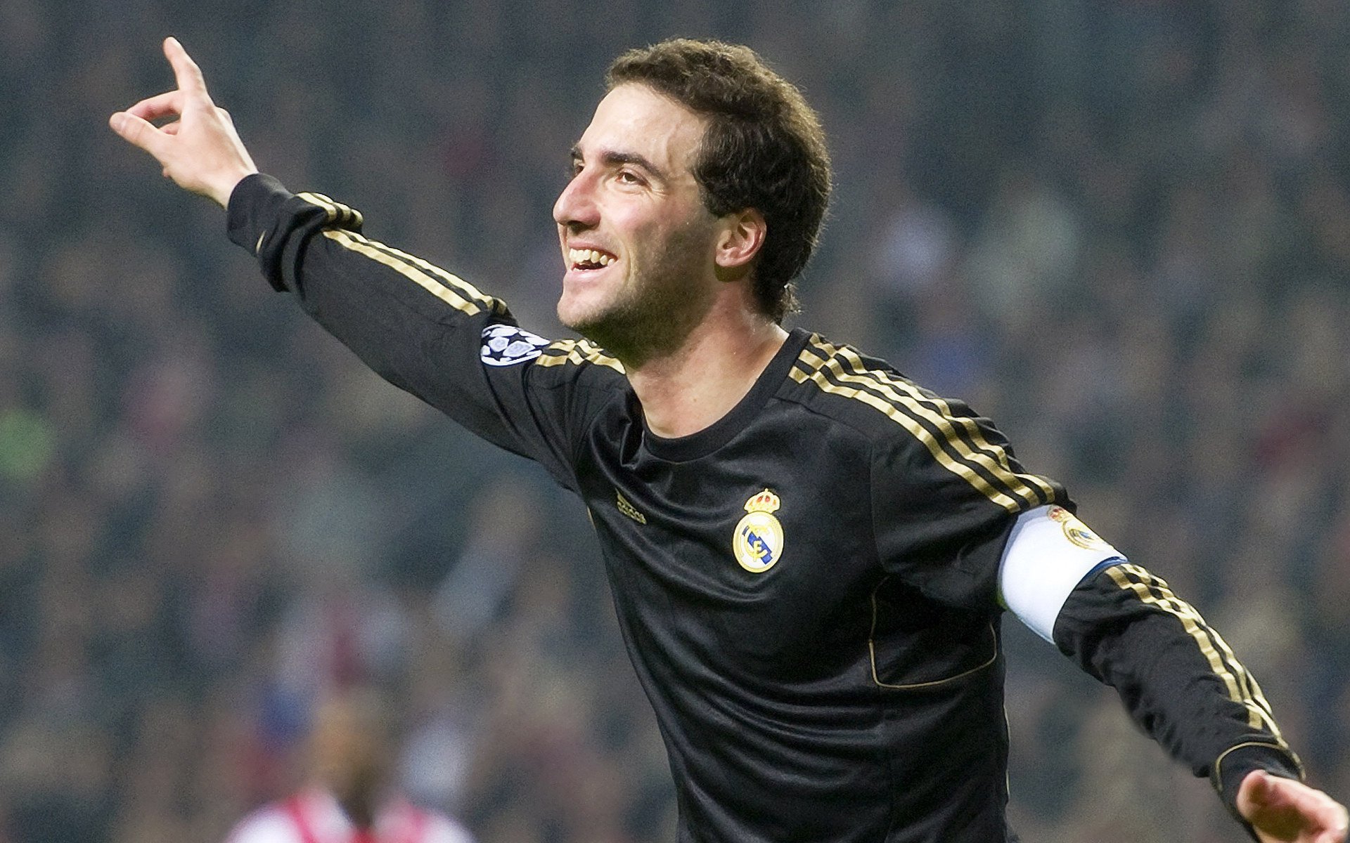 当足球终场哨响彻F1赛道，哈兰德在巴林接管比赛之夜